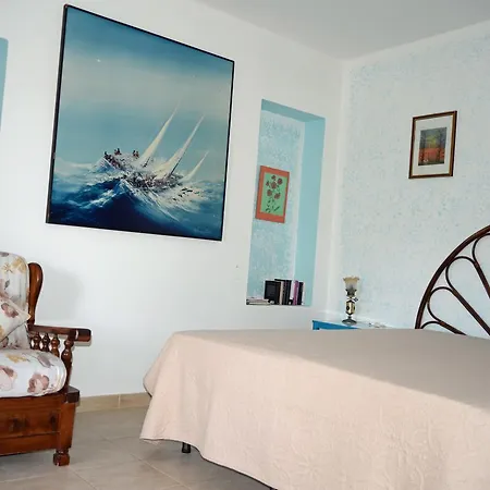 By The Hill Apartman